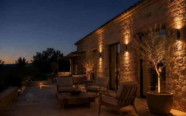 Terrasse de villa méditerranéenne éclairée au crépuscule