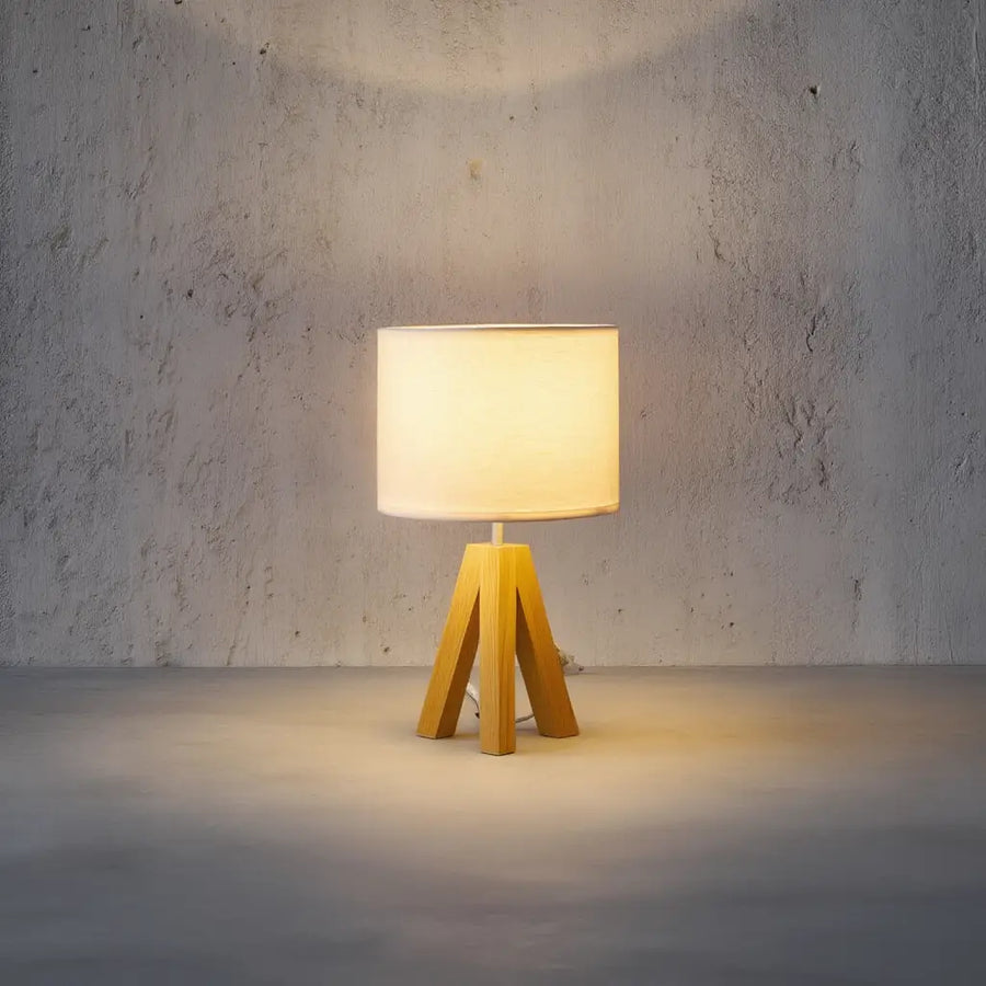 Lampe de table Arko – trépied bois, abat-jour tissu – Lumsky