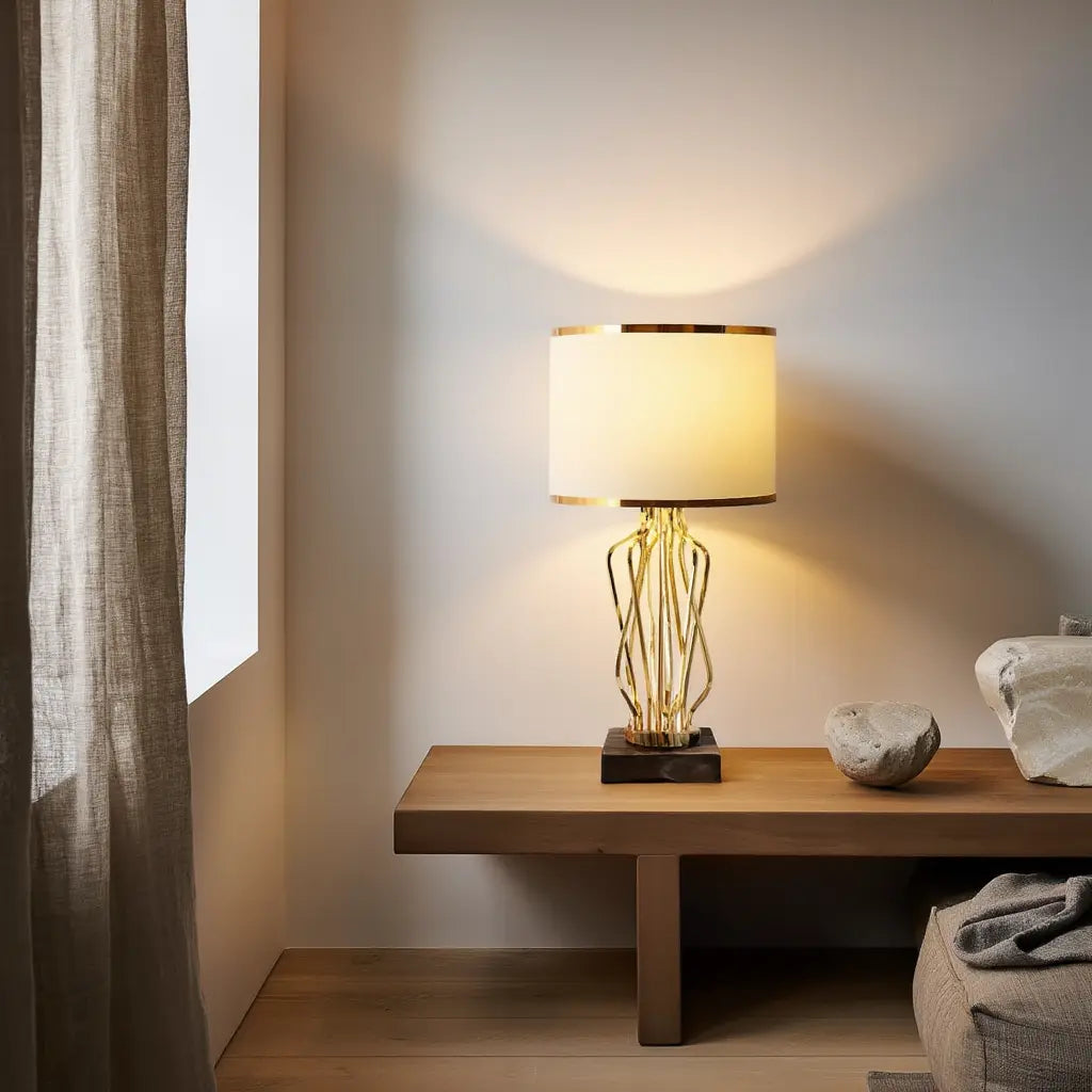 Lumineux Éclat | Élégante Lampe de Table Moderne en Métal Noir et Or Lumsky