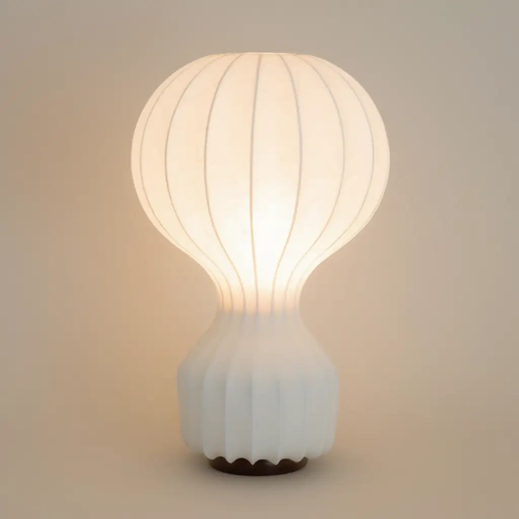 LumièreSculptée | Élégante Lampe de Table Moderne en Tissu Lumsky