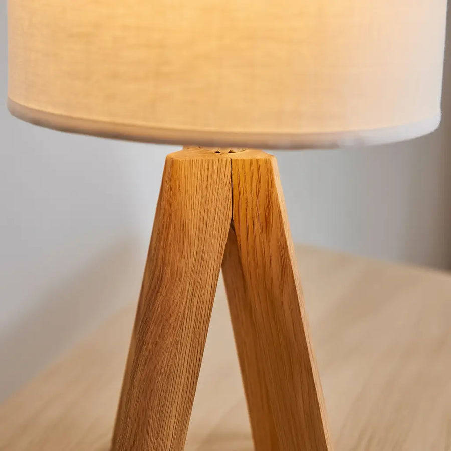 Lampe de table Arko – trépied bois, abat-jour tissu – Lumsky