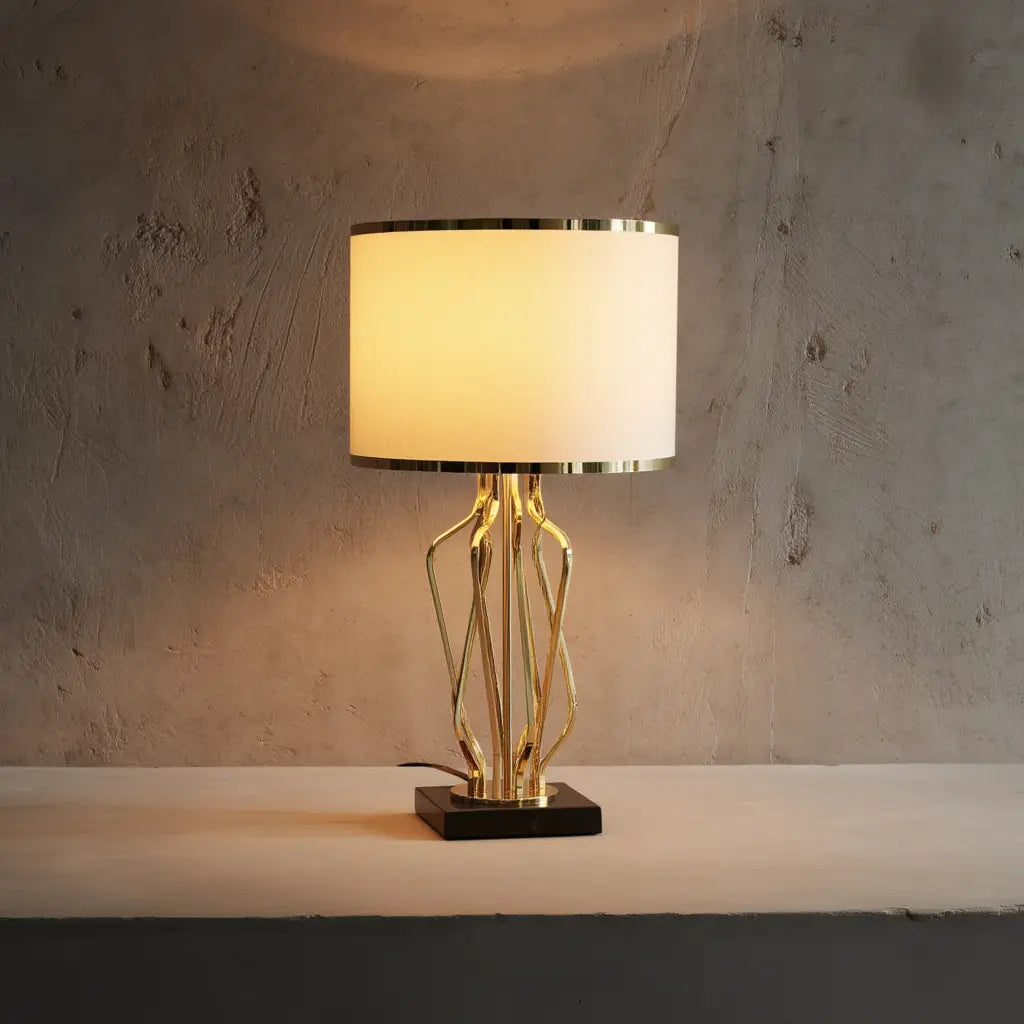 Lumineux Éclat | Élégante Lampe de Table Moderne en Métal Noir et Or Lumsky