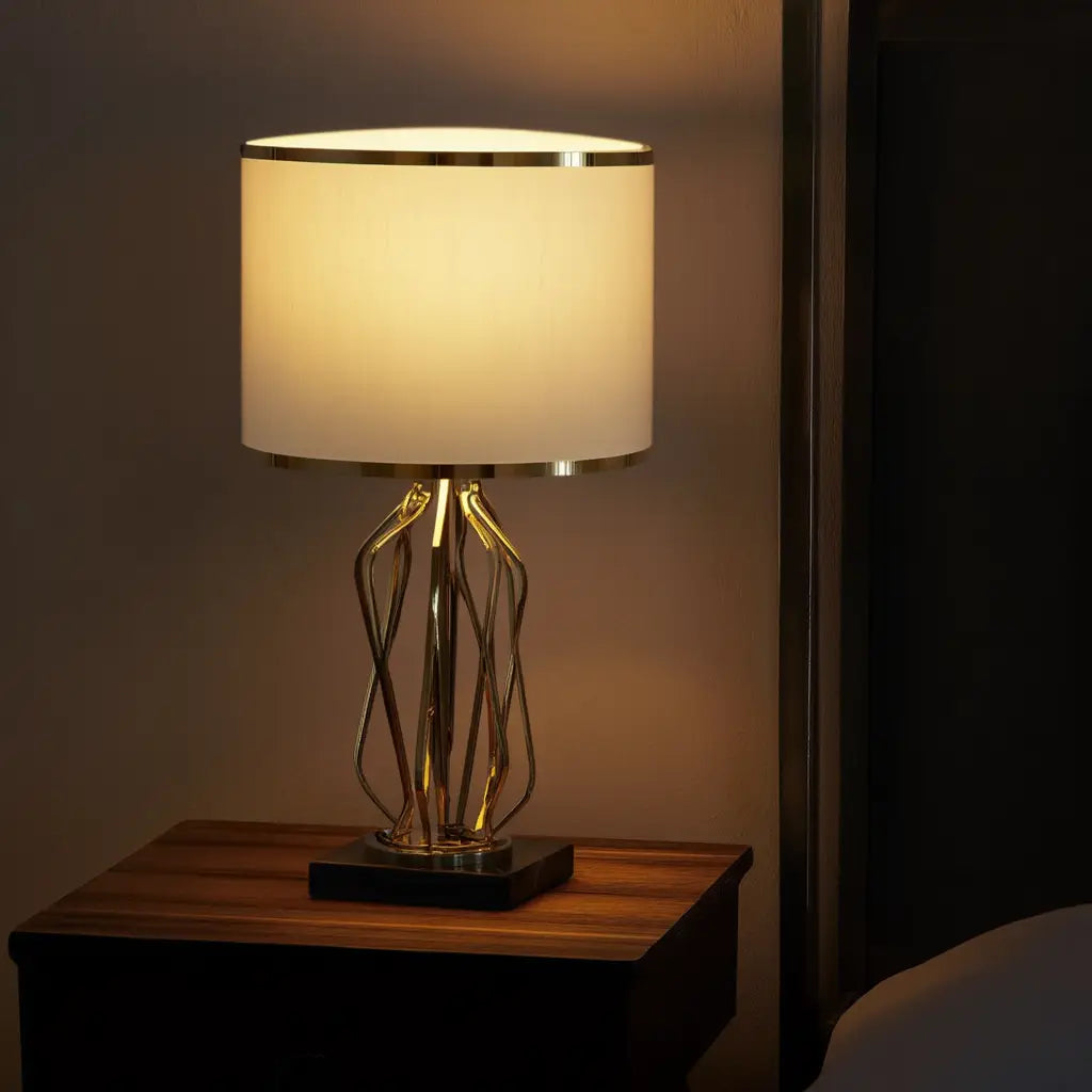 Lumineux Éclat | Élégante Lampe de Table Moderne en Métal Noir et Or Lumsky